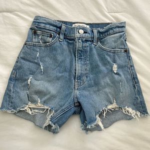 Abercrombie & Fitch The 4in Mom Short High Rise